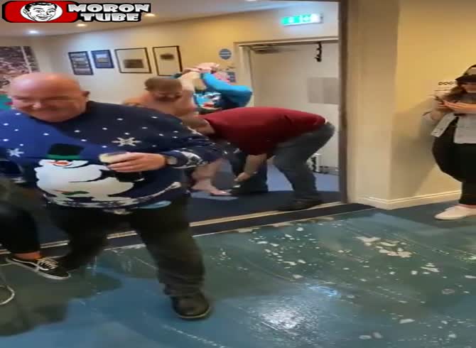 Video :With his friends, a rugby player celebrates Christmas naked!